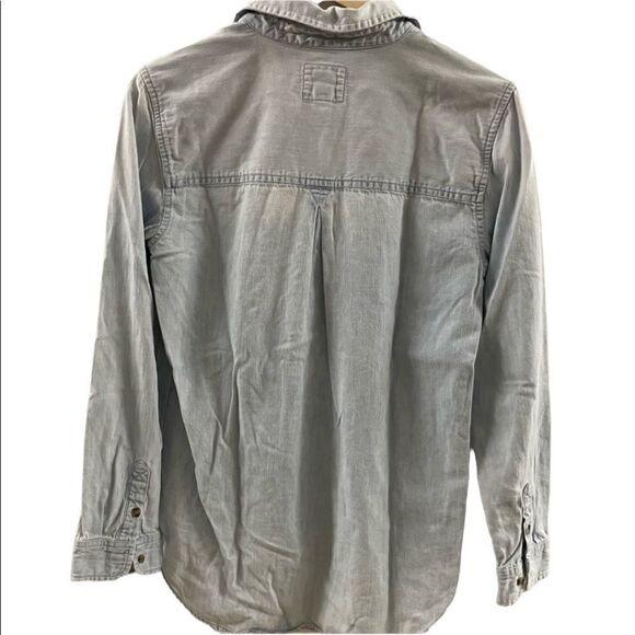 American Eagle ~ light denim wash button down shirt ~ size Small - Picture 2 of 4
